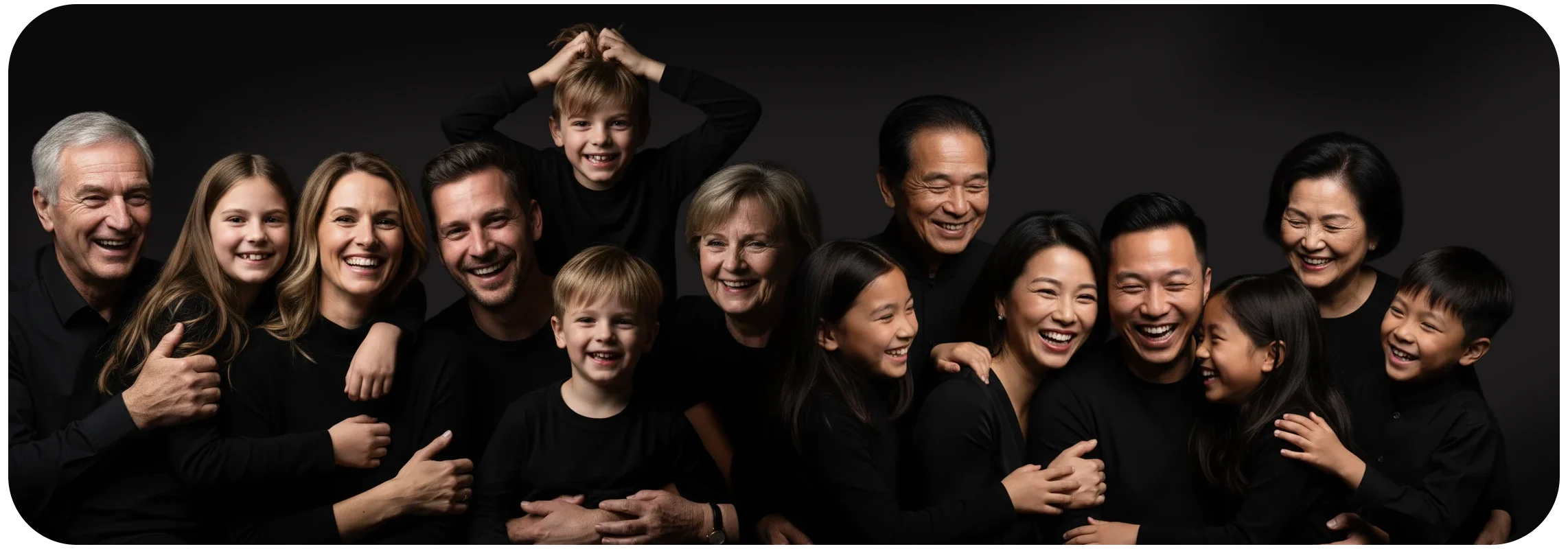 Ein Generationsbild mit Oma, Opa, Vater, Mutter und Kindern