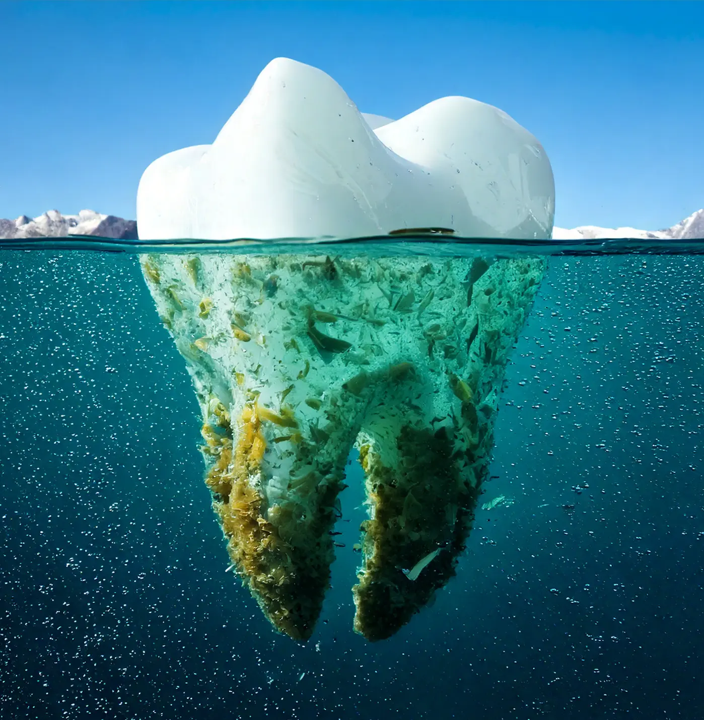 Zahn wie ein Eisberg im Wasser. Unterhalb des Wasserspiegels ist Unrat zu sehen