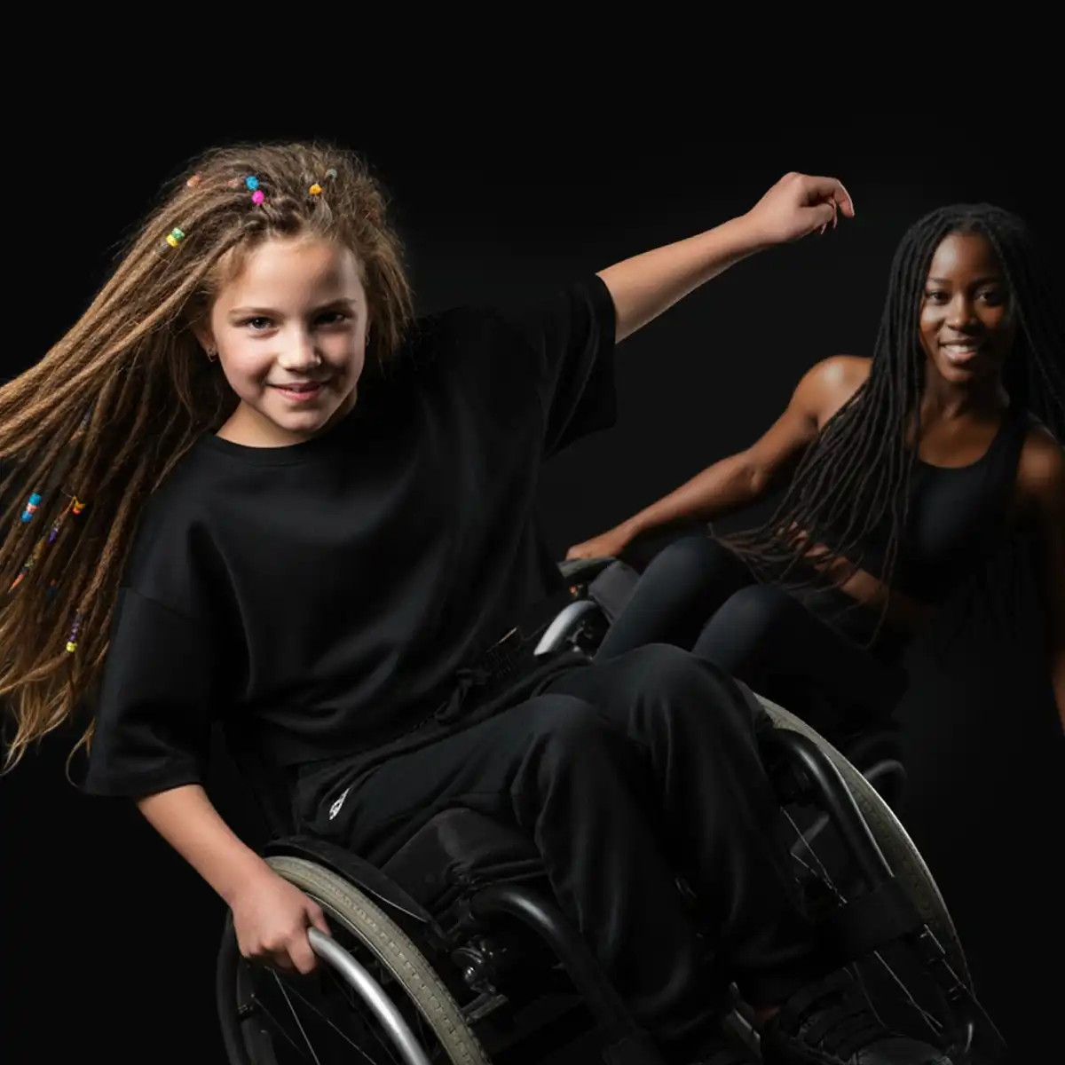 Viele Menschen aus allen Kulturen in unserer Zahnarztpraxis in Düsseldorf Lichtenbroich, aller Hautfarben und in jedem Alter auf diesem Bild, sympathisch und emotional 