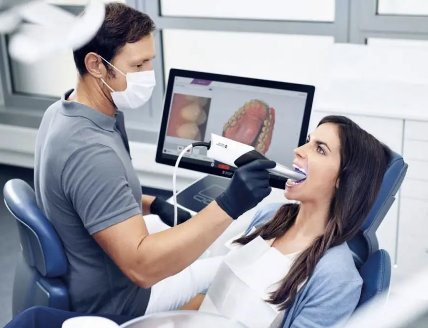 Otero Scanner mit Zahnarzt und Patientin