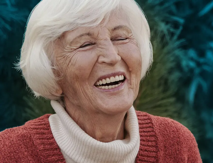 Ältere Frau zeigt ihr Lächeln