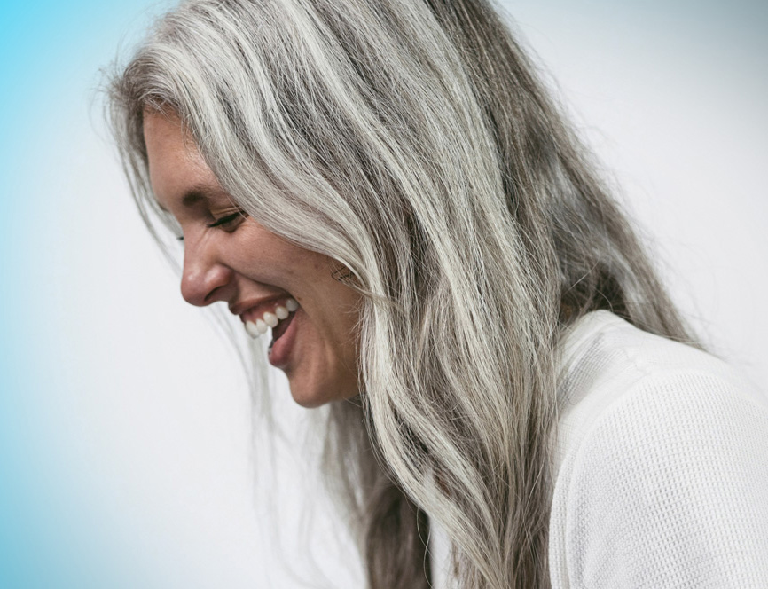 Eine Frau, die gerne ihr Lächeln zeigt