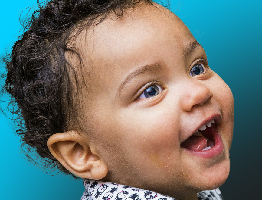 Niedliches Kind, daß Dr. Javadi anlacht