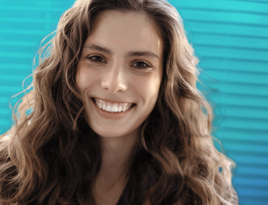 Junge Frau mit schön angepassten Implantaten