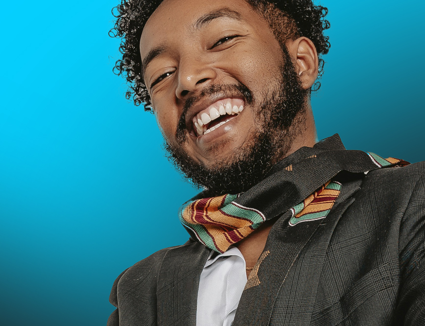 Strahlende Zähne nach der Prophylaxe bei diesem Mann