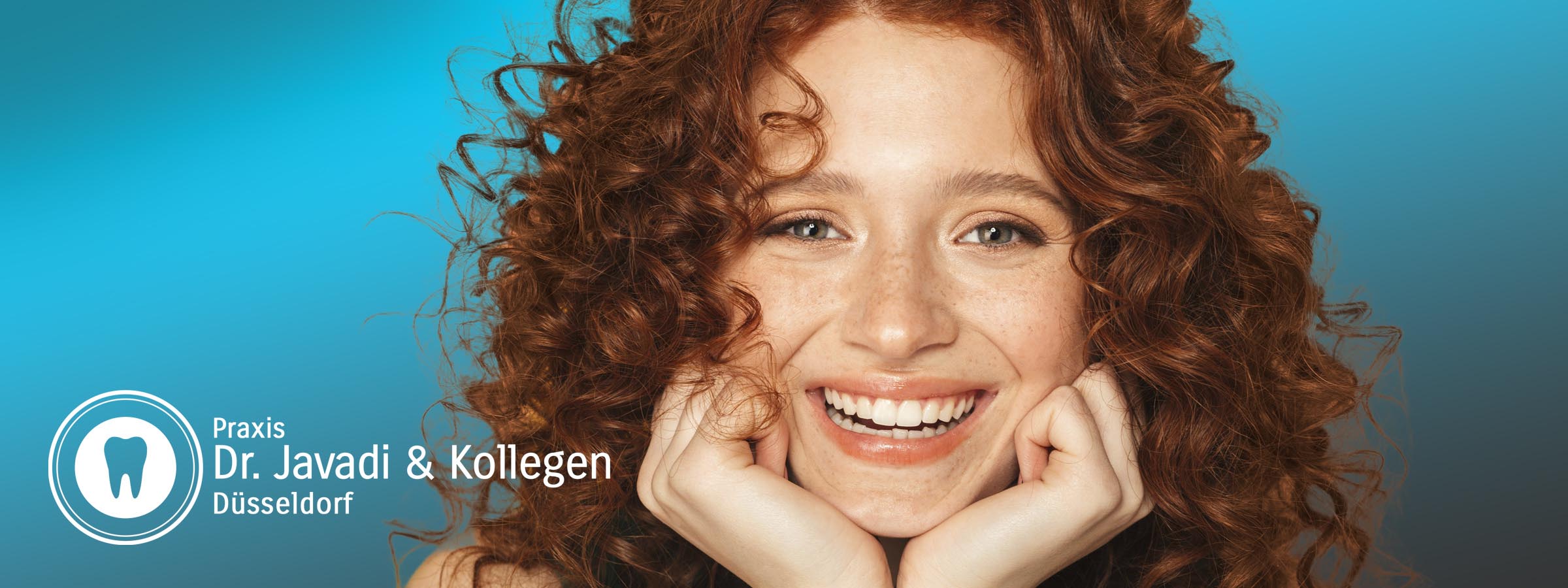 Lächelndes Mädchen vor der Zahnarztpraxis