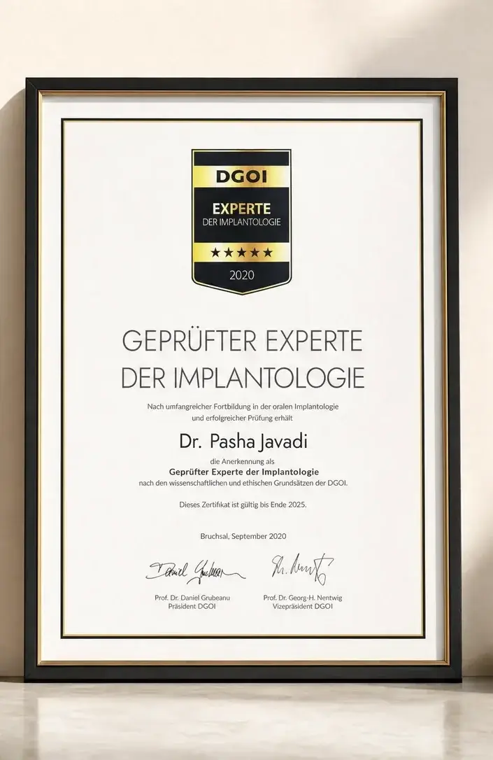 Gerahmte DGOI-Urkunde: Dr. P. Javadi, Geprüfter Experte der Implantologie, Erstzertifizierung September 2020